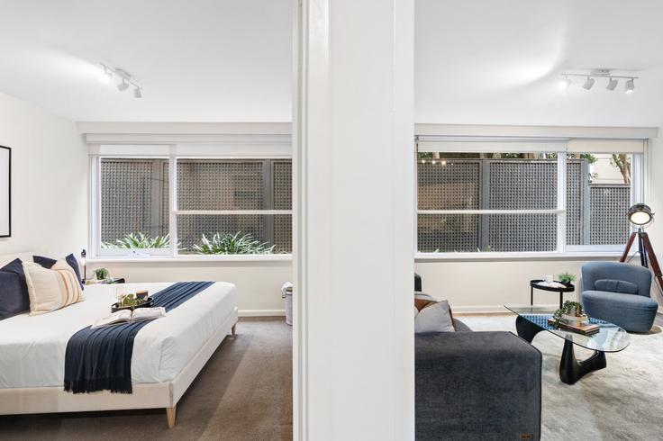 Building Toorak Road - mfa - 1347494 adresindeki bir dairede modern mobilyalarla zarif bir şekilde tasarlanmış oturma odası Toorak, Melbourne