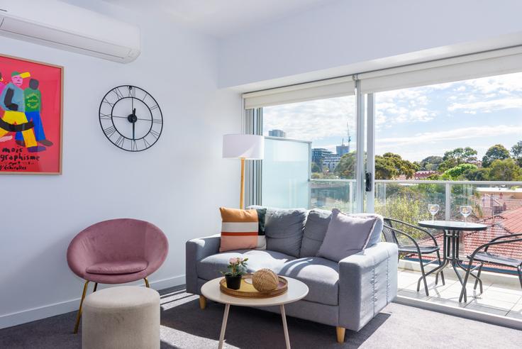 Melbourne St KildaのBuilding Inkerman Street - mfa - 1492094のアパートメントにある、モダンな家具を備えたエレガントなデザインのリビングルーム