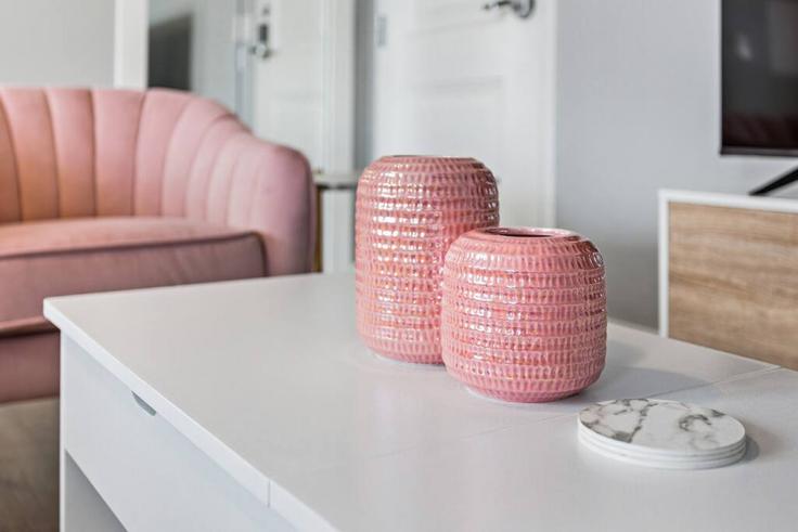 Sala de estar elegantemente projetada com móveis modernos em um apartamento no Building East Kirby Street - mgm-properties - 1228594 - DTW em Detroit, Detroit Sala de estar elegantemente projetada com móveis modernos em um apartamento no Building East Kirby Street - mgm-properties - 1228594 - DTW em Detroit, Detroit