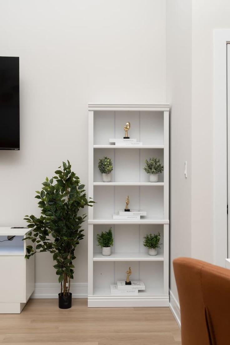 Sala de estar elegantemente projetada com móveis modernos em um apartamento no Building South Giles Avenue - mgm-properties - 1228641 - CHI em Chicago, Chicago Sala de estar elegantemente projetada com móveis modernos em um apartamento no Building South Giles Avenue - mgm-properties - 1228641 - CHI em Chicago, Chicago