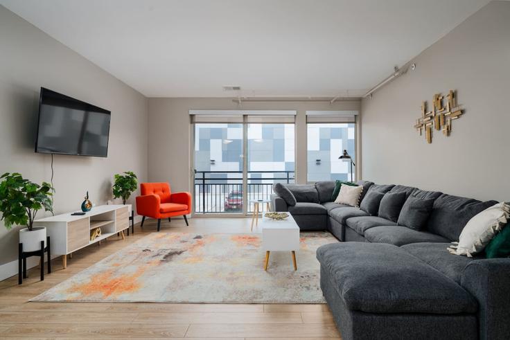 Salle de séjour élégante avec mobilier moderne dans un appartement à Building East Market Street - mgm-properties - 1228645 - USA à Indianapolis, Indianapolis Salle de séjour élégante avec mobilier moderne dans un appartement à Building East Market Street - mgm-properties - 1228645 - USA à Indianapolis, Indianapolis