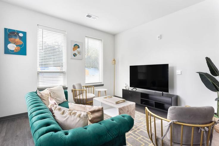 Indianapolis IndianapolisのBuilding North Rural Street - mgm-properties - 1308901 - USAのアパートメントにある、モダンな家具を備えたエレガントなデザインのリビングルーム Indianapolis IndianapolisのBuilding North Rural Street - mgm-properties - 1308901 - USAのアパートメントにある、モダンな家具を備えたエレガントなデザインのリビングルーム