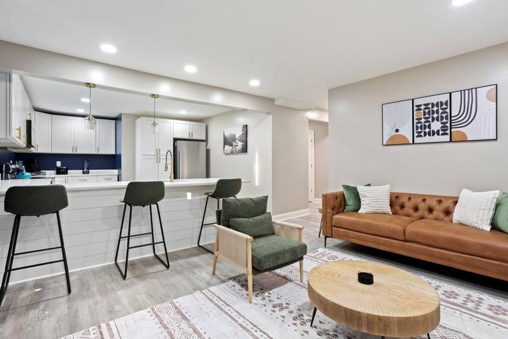 Indianapolis IndianapolisのBuilding South East Street - mgm-properties - 1338299のアパートメントにある、モダンな家具を備えたエレガントなデザインのリビングルーム Indianapolis IndianapolisのBuilding South East Street - mgm-properties - 1338299のアパートメントにある、モダンな家具を備えたエレガントなデザインのリビングルーム