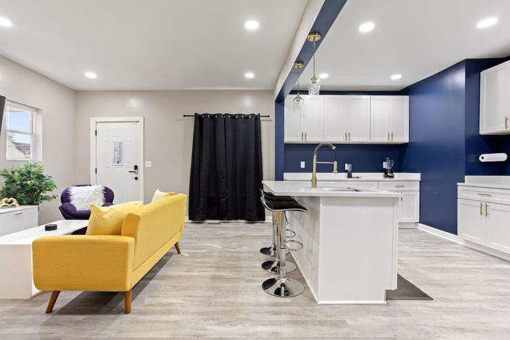 Indianapolis IndianapolisのBuilding South East Street - mgm-properties - 1342436のアパートメントにある、モダンな家具を備えたエレガントなデザインのリビングルーム