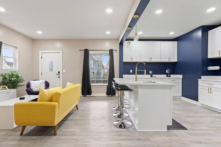 Salle de séjour élégante avec mobilier moderne dans un appartement à Building South East Street - mgm-properties - 1342436 à Indianapolis, Indianapolis Salle de séjour élégante avec mobilier moderne dans un appartement à Building South East Street - mgm-properties - 1342436 à Indianapolis, Indianapolis