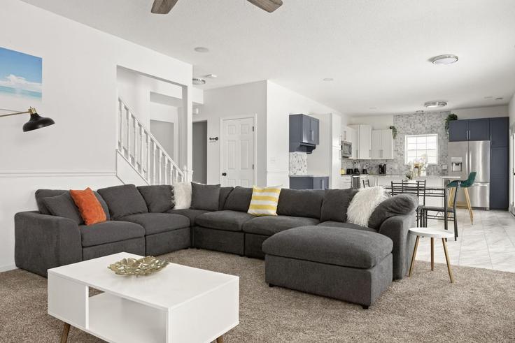 Salle de séjour élégante avec mobilier moderne dans un appartement à Building White Cliff Way - mgm-properties - 1464961 à Whitestown, Whitestown