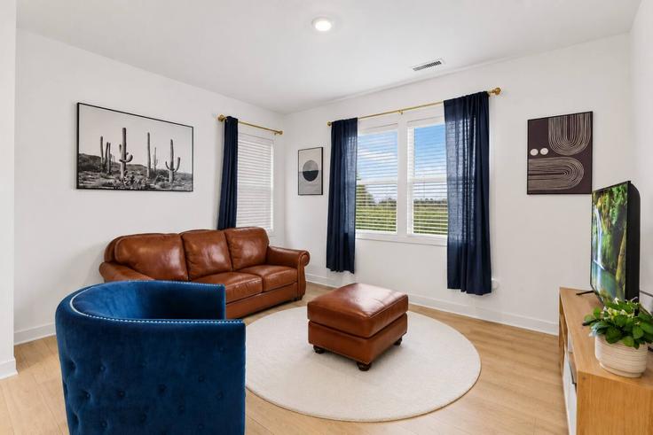 Salle de séjour élégante avec mobilier moderne dans un appartement à Building Sugar Grove Drive - mgm-properties - 1542524 à Whitestown, Whitestown
