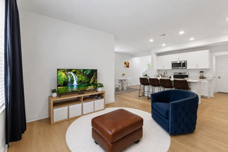 Elegante sala de estar con mobiliario moderno en un apartamento en Building Sugar Grove Drive - mgm-properties - 1542524 en Whitestown, Whitestown Elegante sala de estar con mobiliario moderno en un apartamento en Building Sugar Grove Drive - mgm-properties - 1542524 en Whitestown, Whitestown