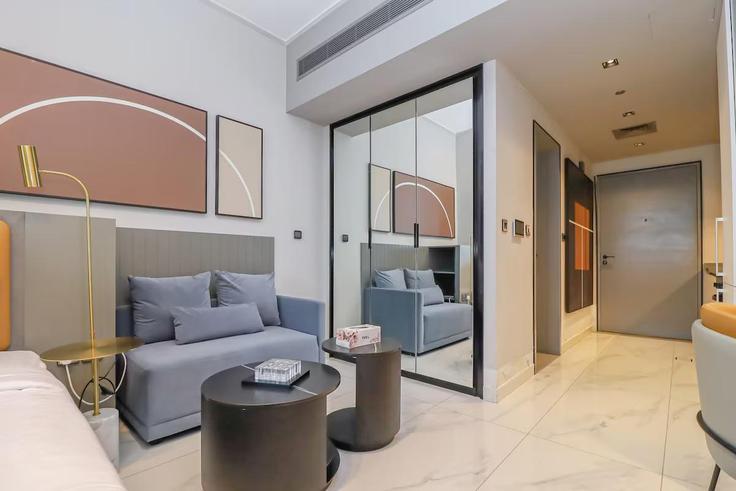 Elegante sala de estar con mobiliario moderno en un apartamento en Building Al Asayel Street - mi-casa-holiday-homes - 1253763 - DXB en Business Bay, Dubai