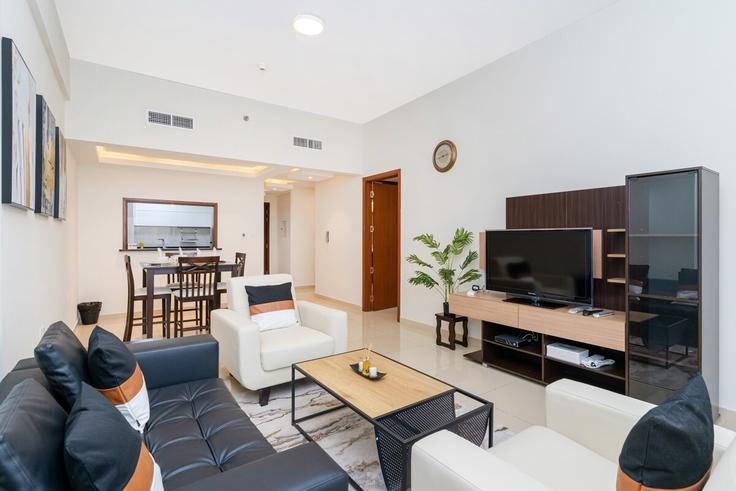 Salle de séjour élégante avec mobilier moderne dans un appartement à Building Street 11 - mi-casa-holiday-homes - 1256100 - DXB à Jumeirah Village, Dubai
