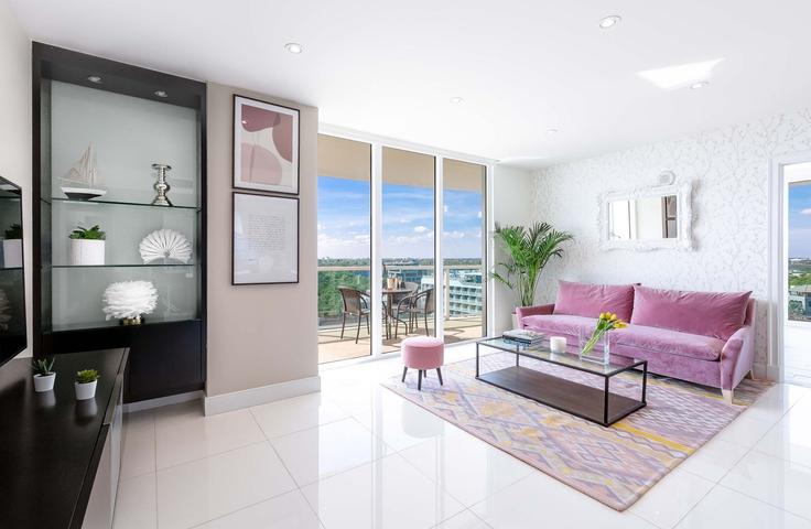 Elegant gestaltetes Wohnzimmer mit moderner Einrichtung in einer Wohnung im Building McFarlane Road - miami-vacation-rentals - 1240512 - MIA in Miami, Miami Elegant gestaltetes Wohnzimmer mit moderner Einrichtung in einer Wohnung im Building McFarlane Road - miami-vacation-rentals - 1240512 - MIA in Miami, Miami