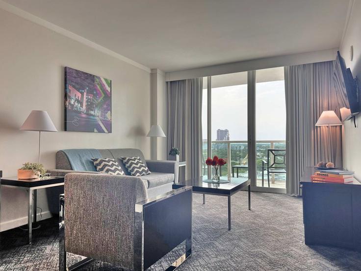 Building McFarlane Road - miami-vacation-rentals - 1240704 - MIA adresindeki bir dairede modern mobilyalarla zarif bir şekilde tasarlanmış oturma odası Miami, Miami