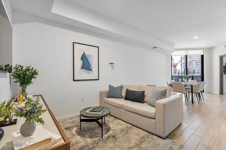 Salle de séjour élégante avec mobilier moderne dans un appartement à Building Northeast 5th Street - miami-vacation-rentals - 1372287 à Miami, Miami