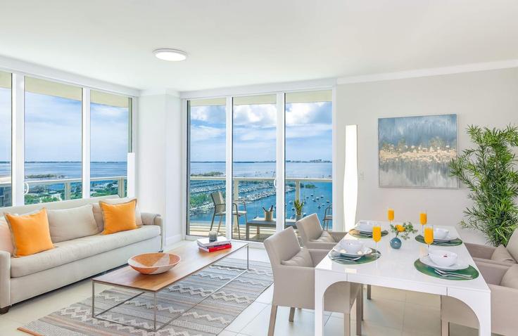 Sala de estar elegantemente projetada com móveis modernos em um apartamento no Building McFarlane Road - miami-vacation-rentals - 1240516 - MIA em Miami, Miami Sala de estar elegantemente projetada com móveis modernos em um apartamento no Building McFarlane Road - miami-vacation-rentals - 1240516 - MIA em Miami, Miami