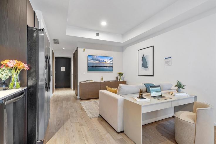 Elegante sala de estar con mobiliario moderno en un apartamento en Building Northeast 5th Street - miami-vacation-rentals - 1240653 - MIA en Miami, Miami