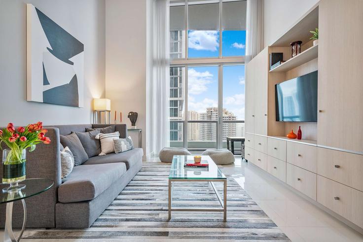 Miami MiamiのBuilding Brickell Avenue - miami-vacation-rentals - 1240529 - MIAのアパートメントにある、モダンな家具を備えたエレガントなデザインのリビングルーム