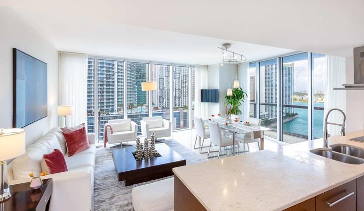 Elegante sala de estar con mobiliario moderno en un apartamento en Building Brickell Avenue - miami-vacation-rentals - 1240476 - MIA en Miami, Miami