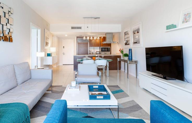 Salle de séjour élégante avec mobilier moderne dans un appartement à Building Brickell Avenue - miami-vacation-rentals - 1240477 - MIA à Miami, Miami