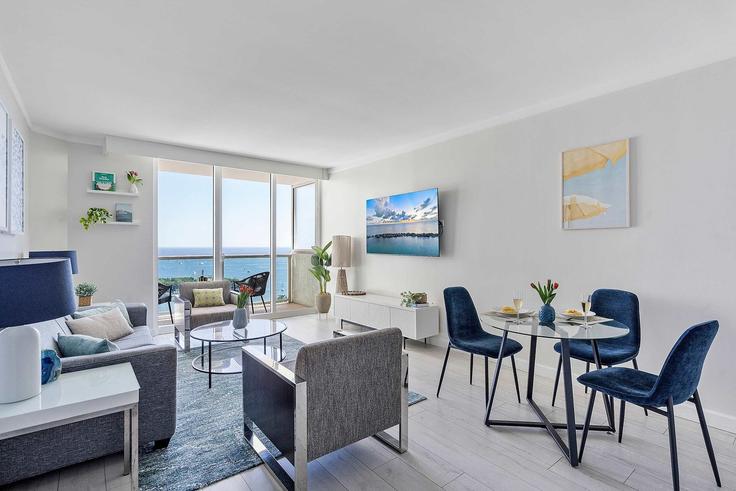 Sala de estar elegantemente projetada com móveis modernos em um apartamento no Building McFarlane Road - miami-vacation-rentals - 1240648 - MIA em Miami, Miami Sala de estar elegantemente projetada com móveis modernos em um apartamento no Building McFarlane Road - miami-vacation-rentals - 1240648 - MIA em Miami, Miami
