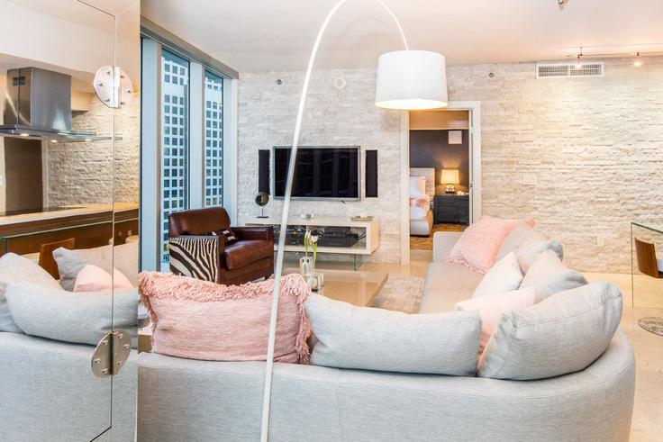 Elegante sala de estar con mobiliario moderno en un apartamento en Building Brickell Avenue - miami-vacation-rentals - 1240496 - MIA en Miami, Miami