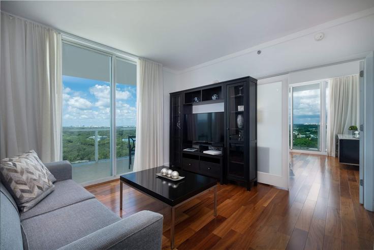 Building McFarlane Road - miami-vacation-rentals - 1240604 adresindeki bir dairede modern mobilyalarla zarif bir şekilde tasarlanmış oturma odası Miami, Miami