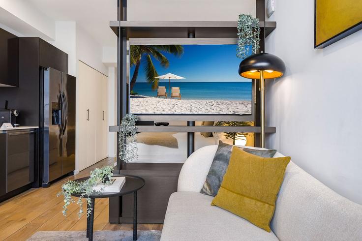 Elegant gestaltetes Wohnzimmer mit moderner Einrichtung in einer Wohnung im Building Northeast 5th Street - miami-vacation-rentals - 1240714 - MIA in Miami, Miami