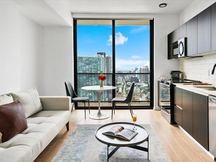 Salle de séjour élégante avec mobilier moderne dans un appartement à Building Northeast 5th Street - miami-vacation-rentals - 1285310 - MIA à Miami, Miami