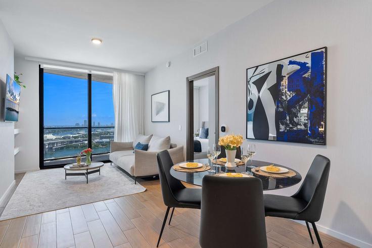 Sala de estar elegantemente projetada com móveis modernos em um apartamento no Building Northeast 5th Street - miami-vacation-rentals - 1240623 - MIA em Miami, Miami Sala de estar elegantemente projetada com móveis modernos em um apartamento no Building Northeast 5th Street - miami-vacation-rentals - 1240623 - MIA em Miami, Miami