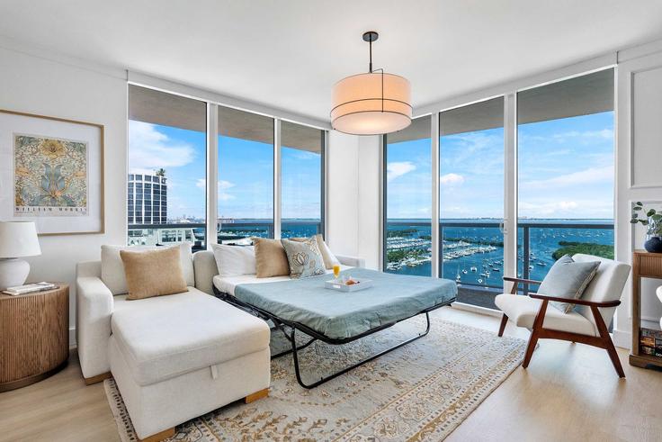 Salle de séjour élégante avec mobilier moderne dans un appartement à Building McFarlane Road - miami-vacation-rentals - 1240579 - MIA à Miami, Miami
