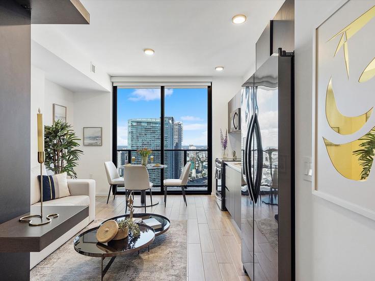 Salle de séjour élégante avec mobilier moderne dans un appartement à Building Northeast 5th Street - miami-vacation-rentals - 1240588 - MIA à Miami, Miami
