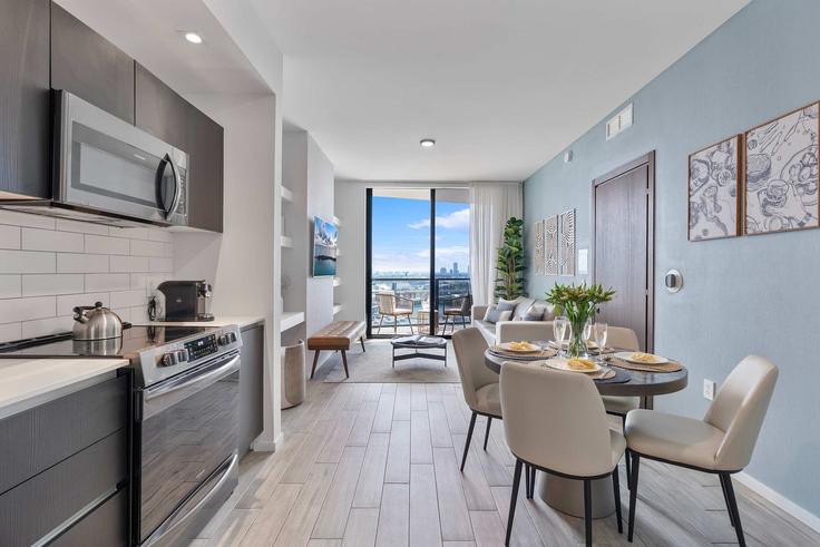 Elegante sala de estar con mobiliario moderno en un apartamento en Building Northeast 5th Street - miami-vacation-rentals - 1240683 - MIA en Miami, Miami Elegante sala de estar con mobiliario moderno en un apartamento en Building Northeast 5th Street - miami-vacation-rentals - 1240683 - MIA en Miami, Miami