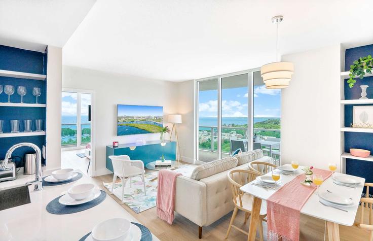 Elegant gestaltetes Wohnzimmer mit moderner Einrichtung in einer Wohnung im Building McFarlane Road - miami-vacation-rentals - 1240556 in Miami, Miami