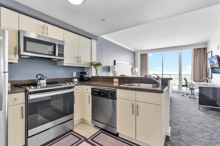 Cozinha funcional e elegante com equipamentos de última geração em apartamento de alto padrão no Building McFarlane Road - miami-vacation-rentals - 1240699 - MIA em Miami, Miami