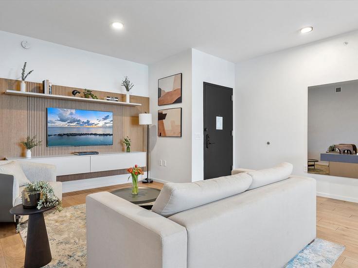 Elegante sala de estar con mobiliario moderno en un apartamento en Building Northeast 5th Street - miami-vacation-rentals - 1335266 en Miami, Miami Elegante sala de estar con mobiliario moderno en un apartamento en Building Northeast 5th Street - miami-vacation-rentals - 1335266 en Miami, Miami