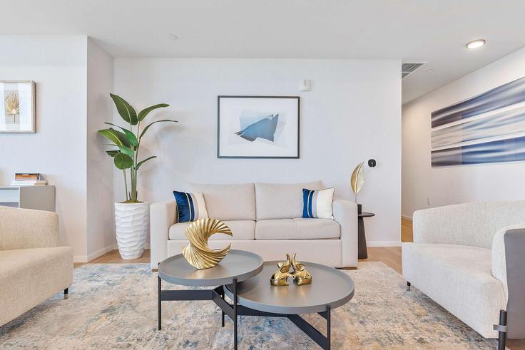 Salle de séjour élégante avec mobilier moderne dans un appartement à Building Northeast 5th Street - miami-vacation-rentals - 1340731 à Miami, Miami