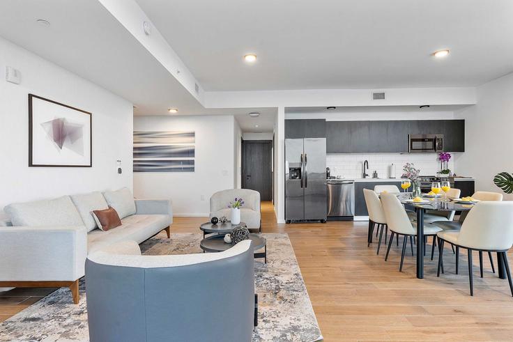 Salle de séjour élégante avec mobilier moderne dans un appartement à Building Northeast 5th Street - miami-vacation-rentals - 1340729 à Miami, Miami