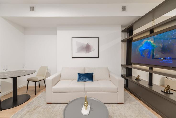 Elegante sala de estar con mobiliario moderno en un apartamento en Building Northeast 5th Street - miami-vacation-rentals - 1240628 - MIA en Miami, Miami