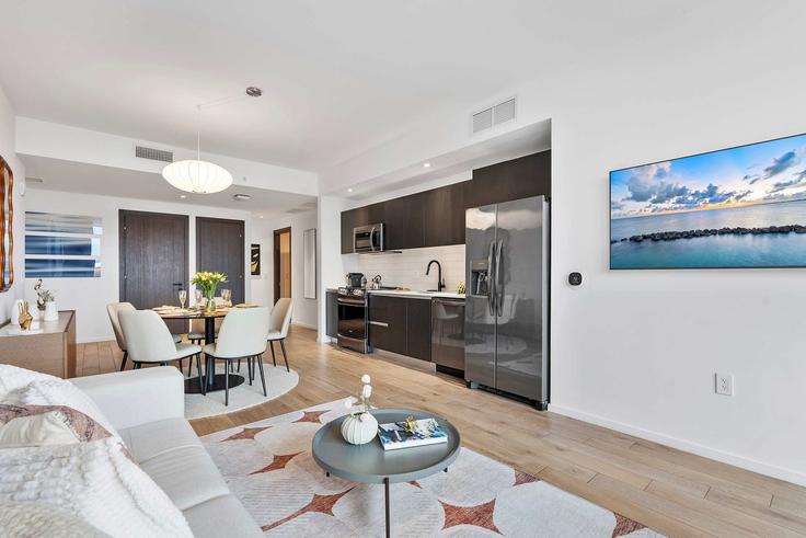 Building Northeast 5th Street - miami-vacation-rentals - 1240681 - MIA adresindeki bir dairede modern mobilyalarla zarif bir şekilde tasarlanmış oturma odası Miami, Miami