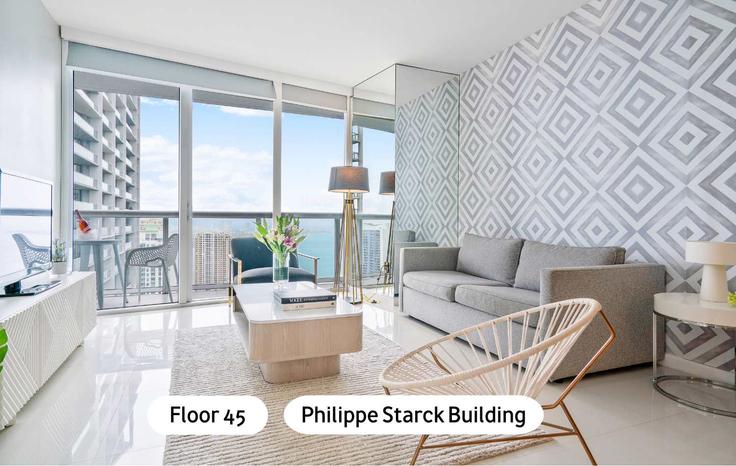 Sala de estar elegantemente projetada com móveis modernos em um apartamento no Building Brickell Avenue - miami-vacation-rentals - 1240533 - MIA em Miami, Miami Sala de estar elegantemente projetada com móveis modernos em um apartamento no Building Brickell Avenue - miami-vacation-rentals - 1240533 - MIA em Miami, Miami