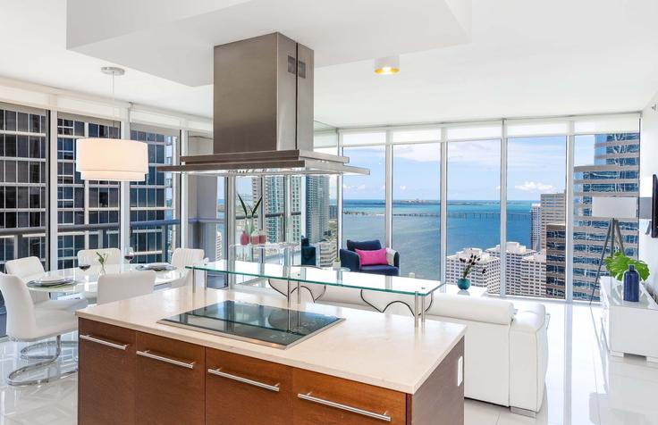 Salle de séjour élégante avec mobilier moderne dans un appartement à Building Brickell Avenue - miami-vacation-rentals - 1388043 à Miami, Miami Salle de séjour élégante avec mobilier moderne dans un appartement à Building Brickell Avenue - miami-vacation-rentals - 1388043 à Miami, Miami