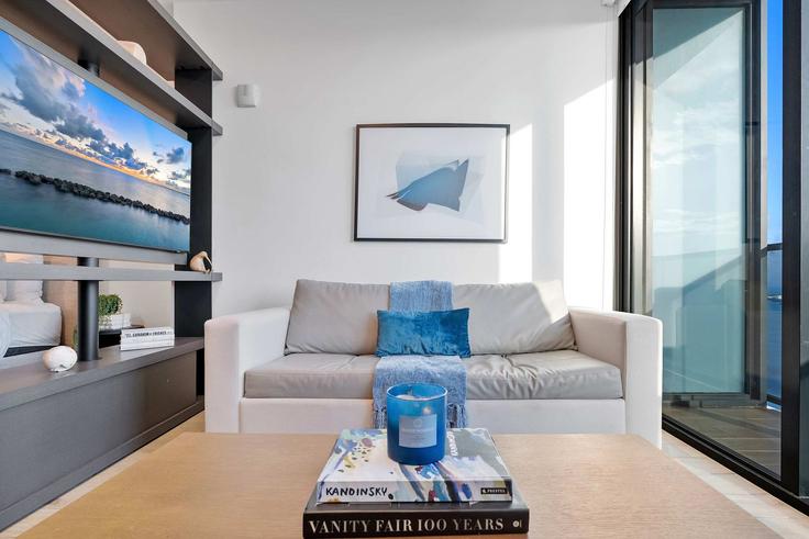 Miami MiamiのBuilding Northeast 5th Street - miami-vacation-rentals - 1372283のアパートメントにある、モダンな家具を備えたエレガントなデザインのリビングルーム Miami MiamiのBuilding Northeast 5th Street - miami-vacation-rentals - 1372283のアパートメントにある、モダンな家具を備えたエレガントなデザインのリビングルーム