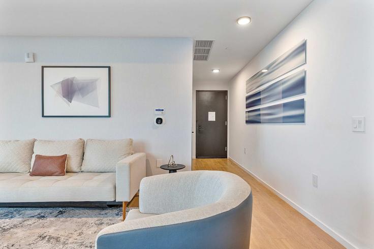 Salle de séjour élégante avec mobilier moderne dans un appartement à Building Northeast 5th Street - miami-vacation-rentals - 1372290 à Miami, Miami