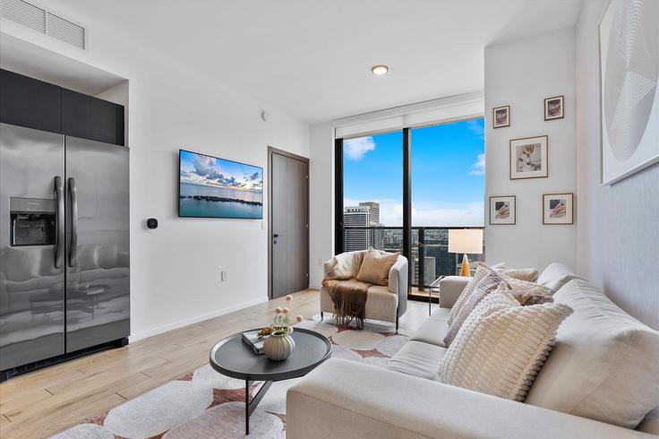 Elegante sala de estar con mobiliario moderno en un apartamento en Building Northeast 5th Street - miami-vacation-rentals - 1372297 en Miami, Miami