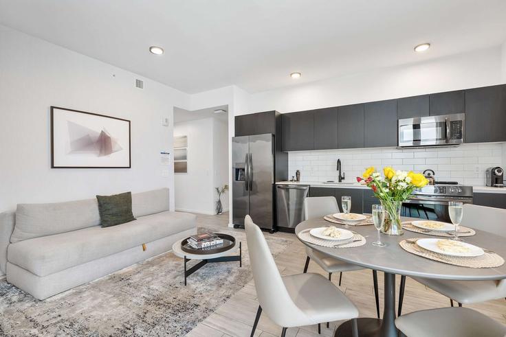Salle de séjour élégante avec mobilier moderne dans un appartement à Building Northeast 5th Street - miami-vacation-rentals - 1240711 - MIA à Miami, Miami