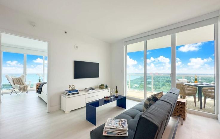 Salle de séjour élégante avec mobilier moderne dans un appartement à Building McFarlane Road - miami-vacation-rentals - 1240669 - MIA à Miami, Miami