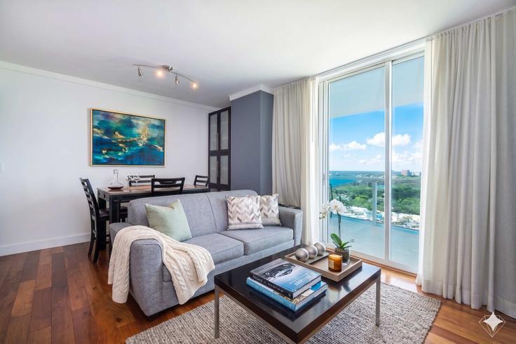 Salle de séjour élégante avec mobilier moderne dans un appartement à Building McFarlane Road - miami-vacation-rentals - 1240596 à Miami, Miami Salle de séjour élégante avec mobilier moderne dans un appartement à Building McFarlane Road - miami-vacation-rentals - 1240596 à Miami, Miami