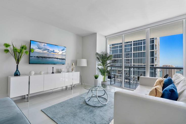 Elegant gestaltetes Wohnzimmer mit moderner Einrichtung in einer Wohnung im Building Brickell Avenue - miami-vacation-rentals - 1240493 - MIA in Miami, Miami Elegant gestaltetes Wohnzimmer mit moderner Einrichtung in einer Wohnung im Building Brickell Avenue - miami-vacation-rentals - 1240493 - MIA in Miami, Miami