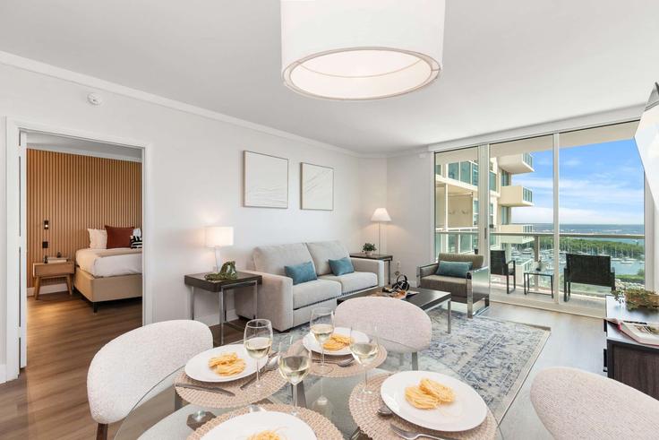 Building McFarlane Road - miami-vacation-rentals - 1240705 - MIA adresindeki bir dairede modern mobilyalarla zarif bir şekilde tasarlanmış oturma odası Miami, Miami