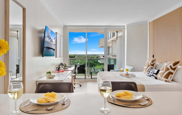 Elegante sala de estar con mobiliario moderno en un apartamento en Building McFarlane Road - miami-vacation-rentals - 1240700 - MIA en Miami, Miami