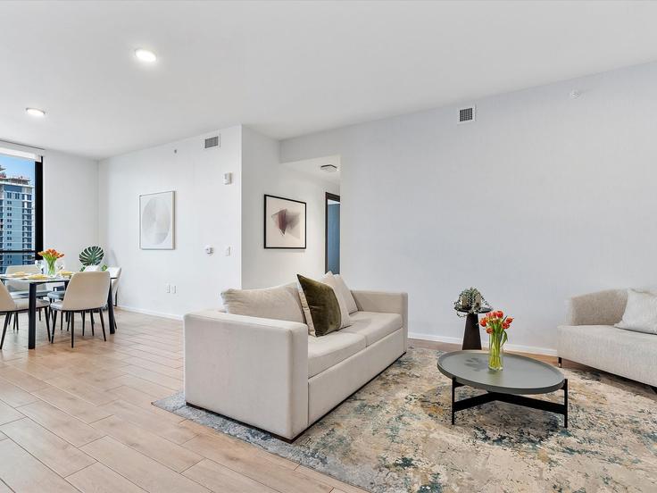 Sala de estar elegantemente projetada com móveis modernos em um apartamento no Building Northeast 5th Street - miami-vacation-rentals - 1372296 em Miami, Miami Sala de estar elegantemente projetada com móveis modernos em um apartamento no Building Northeast 5th Street - miami-vacation-rentals - 1372296 em Miami, Miami